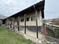 Casă cu 3 camere în suprafață de 80 mp și un teren de 2
