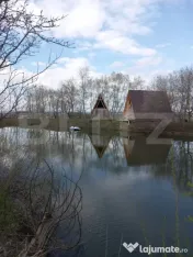 Teren cu iaz amenajat și două cabane A - frame în constru 