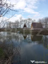 Teren cu iaz amenajat și două cabane A - frame în constru 