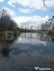 Teren cu iaz amenajat și două cabane A - frame în constru 