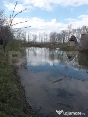Teren cu iaz amenajat și două cabane A - frame în constru 
