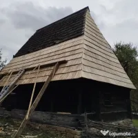 Acoperiș din șindrilă ( draniță) din lemn de molid și stejar. 