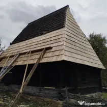 Acoperiș din șindrilă ( draniță) din lemn de molid și stejar.
