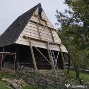 Acoperiș din șindrilă ( draniță) din lemn de molid și stejar. 