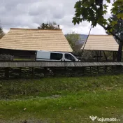 Acoperiș din șindrilă ( draniță) din lemn de molid și stejar. 