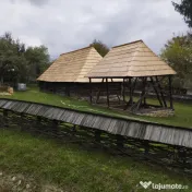 Acoperiș din șindrilă ( draniță) din lemn de molid și stejar. 