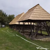 Acoperiș din șindrilă ( draniță) din lemn de molid și stejar. 