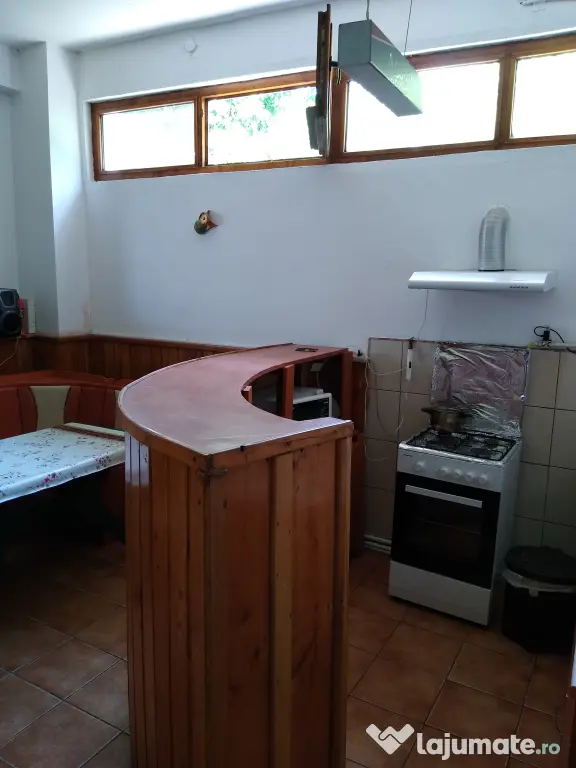 Inchiriez camera cu baie Bucium