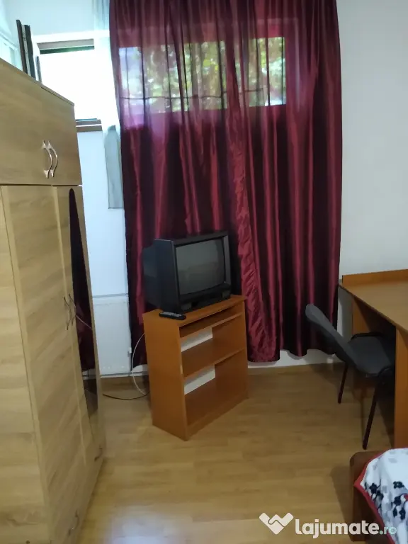 Inchiriez camera cu baie Bucium