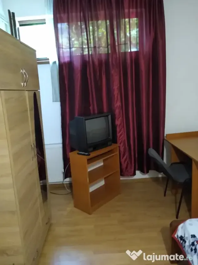 Inchiriez camera cu baie Bucium