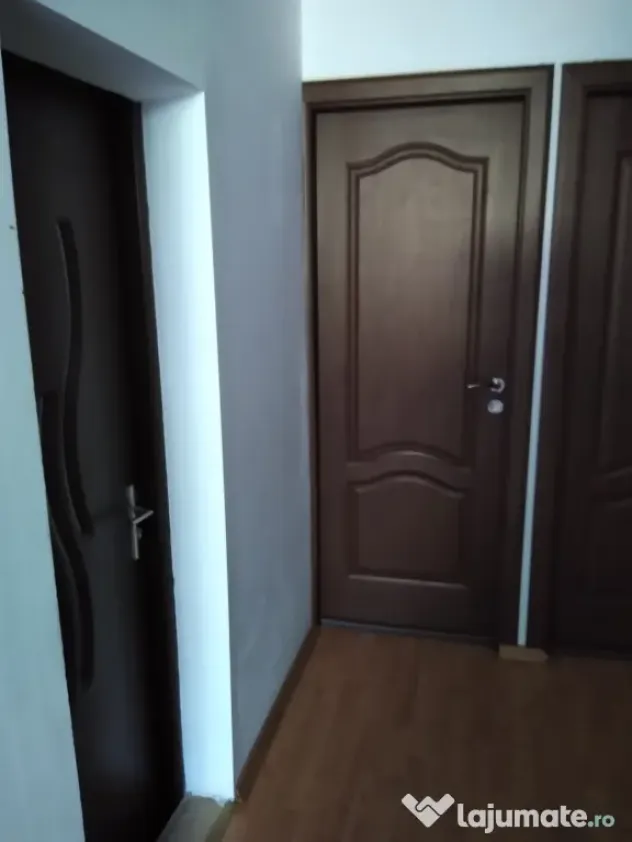 Inchiriez camera cu baie Bucium