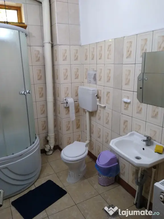 Inchiriez camera cu baie Bucium