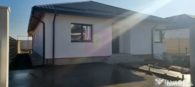 Săbăreni, casă parter 4 camere, CT, terasă, pivniță...