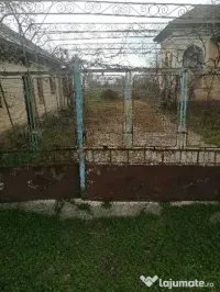 Casa cu curte și anexe 