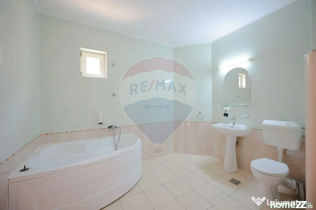 De vânzare pensiune cu restaurant, teren 4.750 mp – B?...