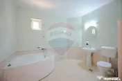 De vânzare pensiune cu restaurant, teren 4.750 mp – B?... 