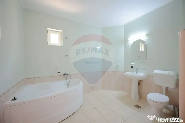 De vânzare pensiune cu restaurant, teren 4.750 mp – B?...