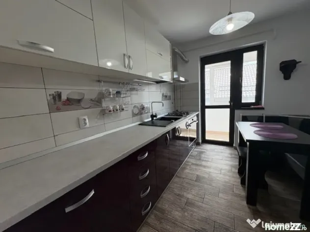 Apartament 3 camere, decomandat,parcare,80mp,et2/4,mobilat!
