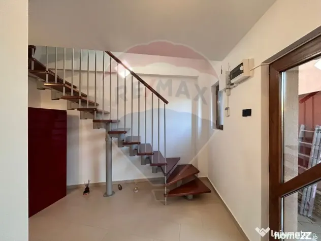 Casă P+1 cu 2 corpuri, 2 garaje și vizibilitate excelen...