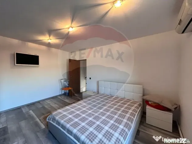 Casă P+1 cu 2 corpuri, 2 garaje și vizibilitate excelen...