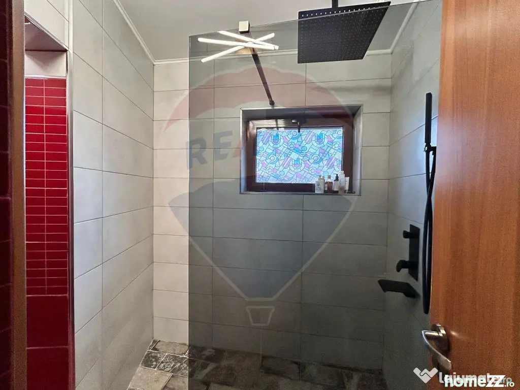 Casă P+1 cu 2 corpuri, 2 garaje și vizibilitate excelen...