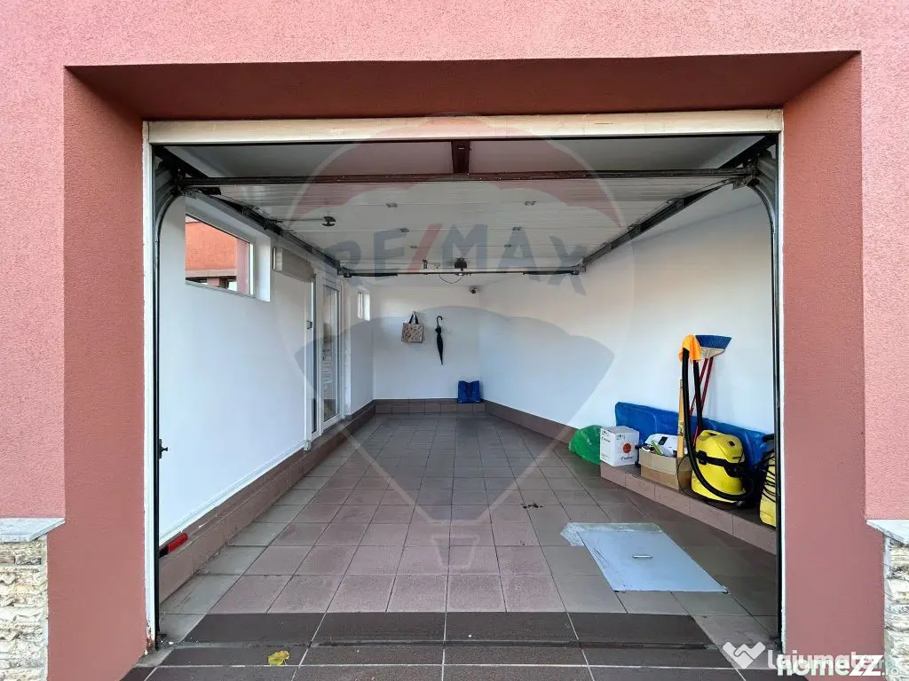 Casă P+1 cu 2 corpuri, 2 garaje și vizibilitate excelen...