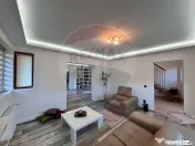 Casă P+1 cu 2 corpuri, 2 garaje și vizibilitate excelen...