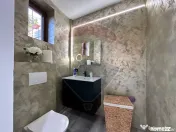 Casă P+1 cu 2 corpuri, 2 garaje și vizibilitate excelen... 