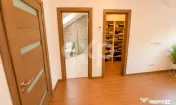 Triplex cu pod amenajat,foișor, beci și curte însorită |