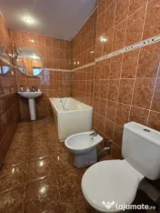 Casa individuala la curte l Eroii Revolutiei metrou 