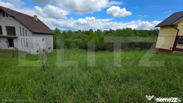 Teren 12 ari, zonă liniștită, cu priveliște frumoasă