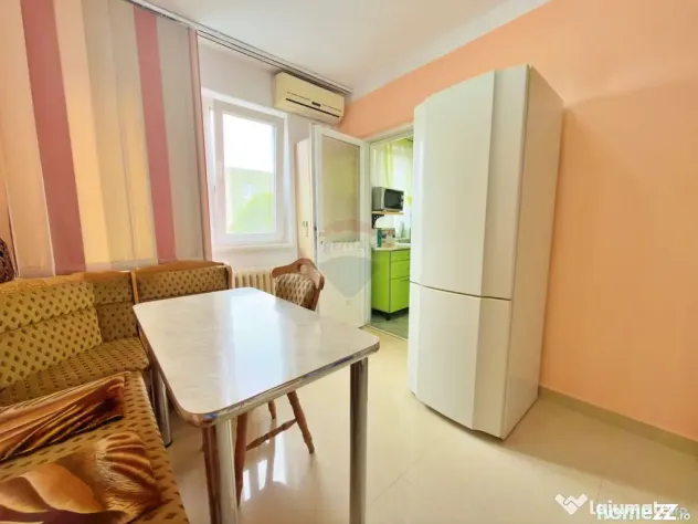 Apartament cu 3 camere de închiriat în zona Intim