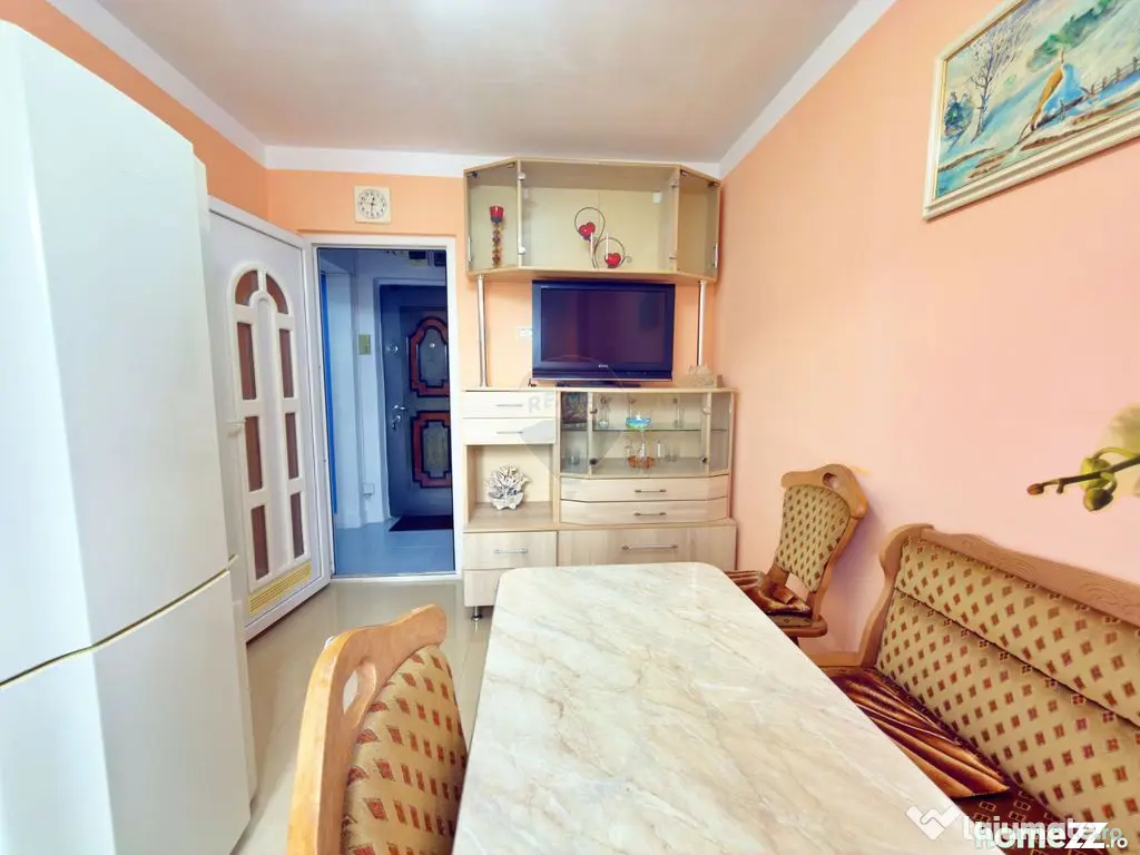 Apartament cu 3 camere de închiriat în zona Intim