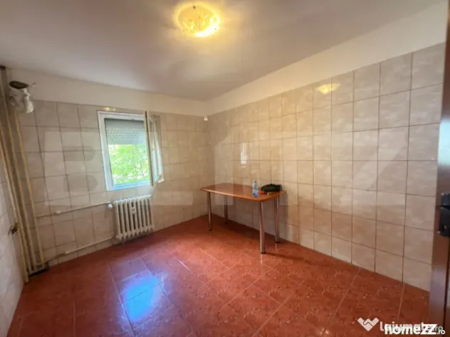 Apartament 4 camere decomandat, etaj 1, zona scoala gimnazia