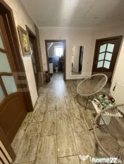 Casa de vanzare 5 camere, terasa inchisa, garaj curte amenaj