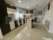 Casa de vanzare 5 camere, terasa inchisa, garaj curte amenaj