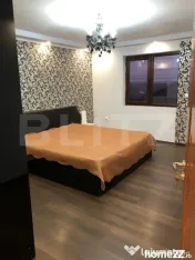 Doua case, spatiu comercial, casa tip pensiune Goicea Dolj 