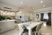 Apartament spectaculos de vanzare: 4 camere, 2 băi, zona... 