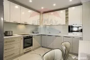 Apartament spectaculos de vanzare: 4 camere, 2 băi, zona... 