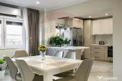 Apartament spectaculos de vanzare: 4 camere, 2 băi, zona... 