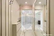 Apartament spectaculos de vanzare: 4 camere, 2 băi, zona... 