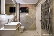 Apartament spectaculos de vanzare: 4 camere, 2 băi, zona... 