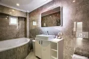 Apartament spectaculos de vanzare: 4 camere, 2 băi, zona... 