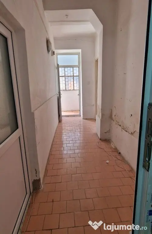 Apartament situat in zona Peninsula, ideal birouri.