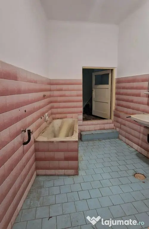 Apartament situat in zona Peninsula, ideal birouri.
