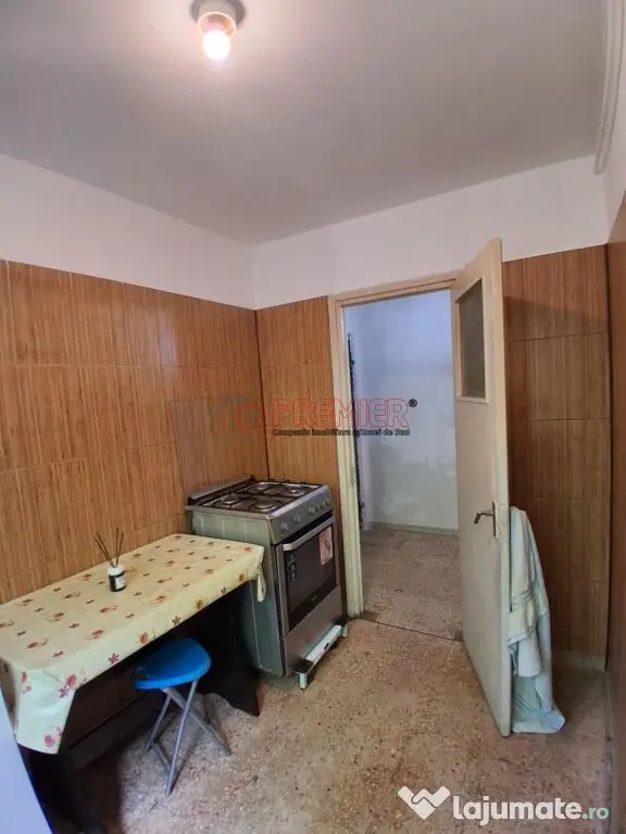 3 Camere Piata Straduintei | 66 mp | Necesita Renovare