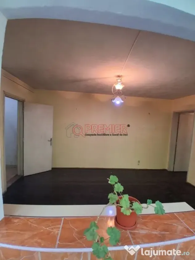 3 Camere Piata Straduintei | 66 mp | Necesita Renovare