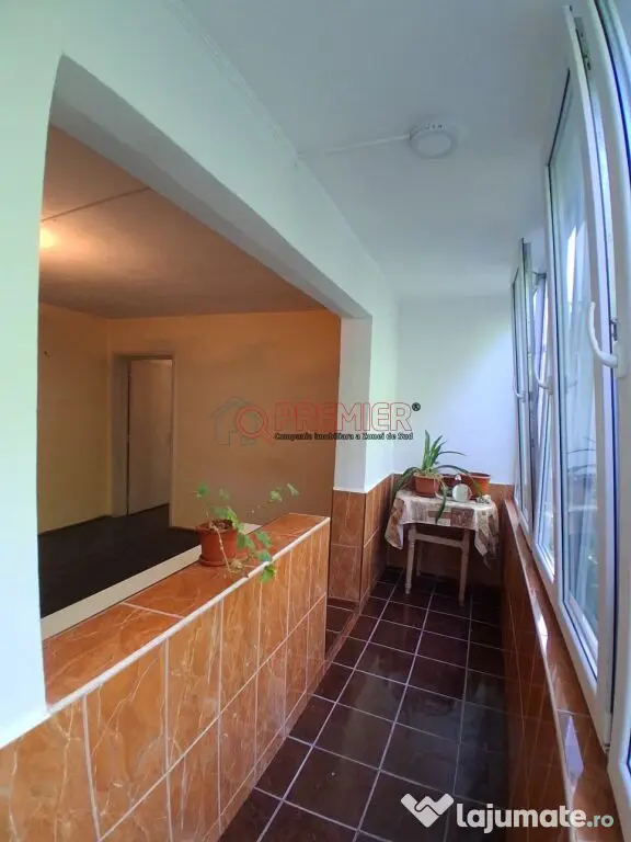 3 Camere Piata Straduintei | 66 mp | Necesita Renovare