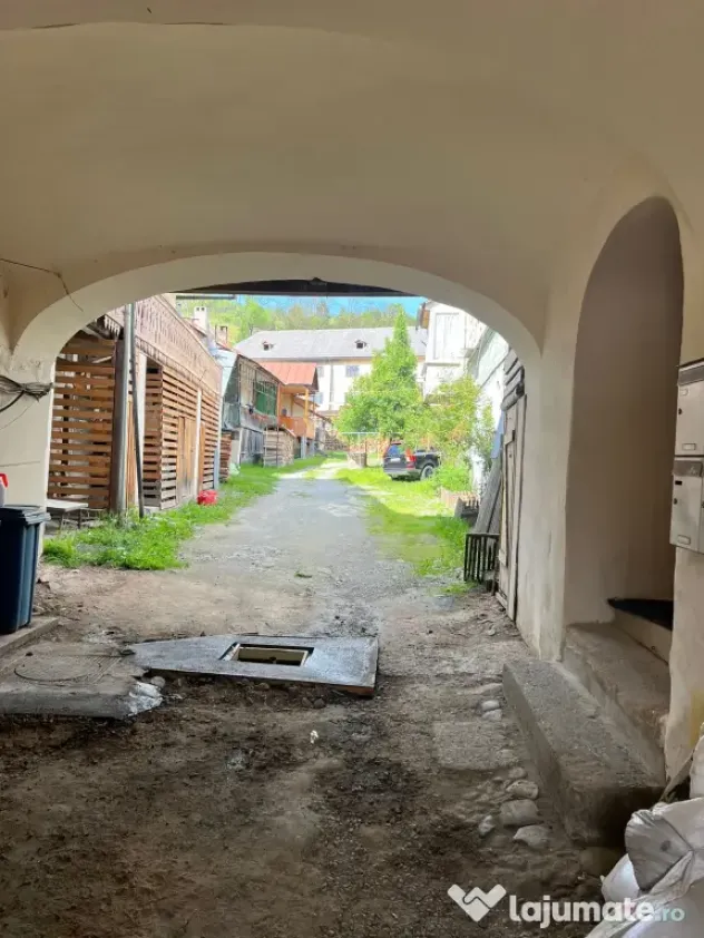 Apartament 3 camere la curte in centru Abrud,