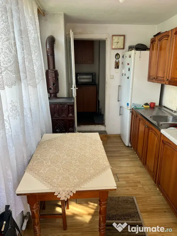 Apartament 3 camere la curte in centru Abrud,
